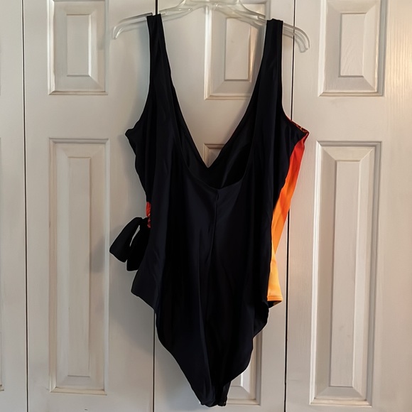 YBL Bathing Suit 22W With Matching Sarong - Picture 5 of 10